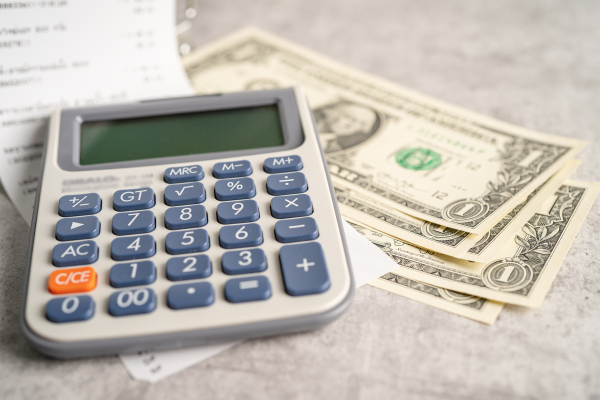 Grocery Shopping List Receipts with Calculator and US Dollar Ban